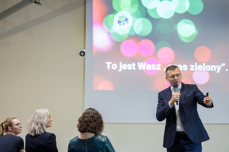 Marcin Babiak podczas wystąpienia dla menedżerów