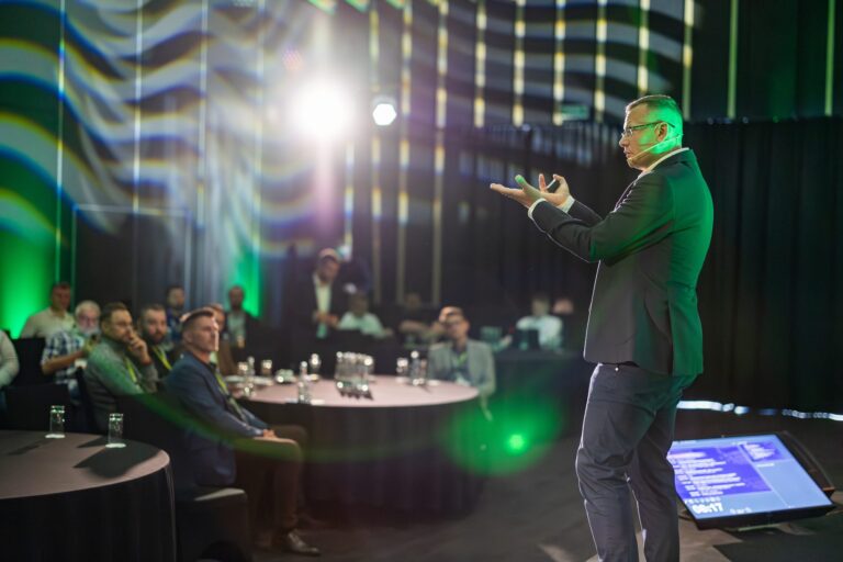 Marcin Babiak na scenie podczas wystąpienia na konferencji