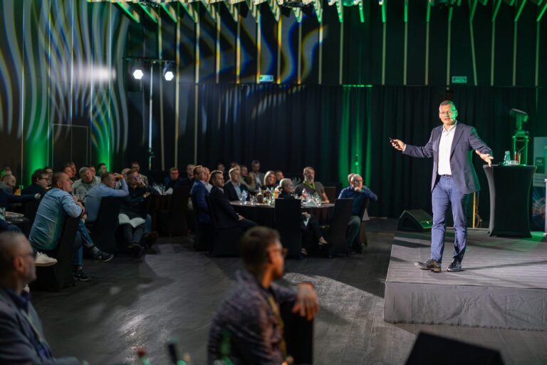 Marcin Babiak podczas power speech na scenie