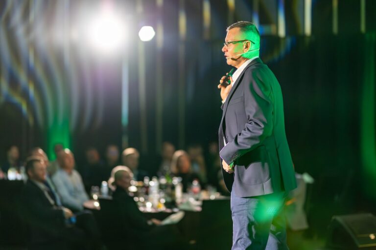 Marcin Babiak podczas wystąpienia publicznego