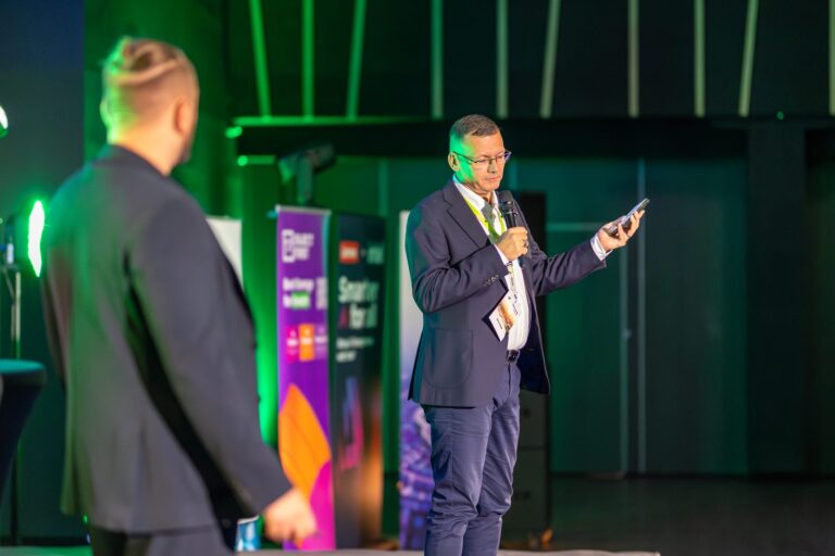 Marcin Babiak prowadzi konferencję ze sceny