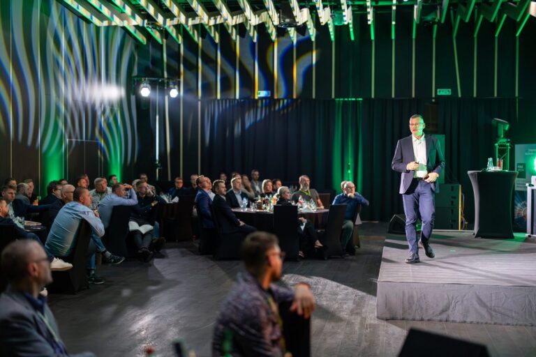 Marcin Babiak na scenie przed salą konferencyjną