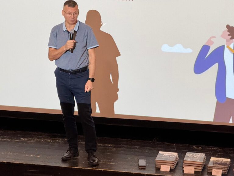 Marcin Babiak podczas wystąpienia na scenie